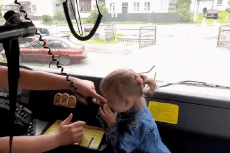 4-річна волинянка заспівала «Ой у лузі червона калина» в гучномовець пожежного авто (Відео)