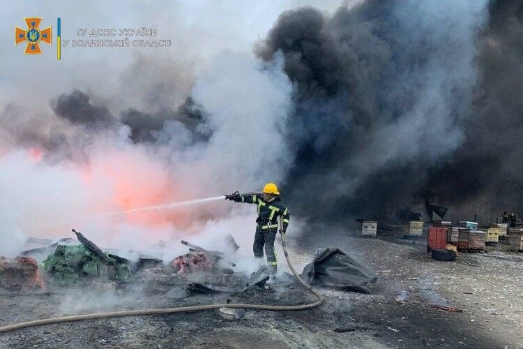 Рятувальники показали, як ліквідували пожежу на складі під Луцьком (Фото, відео)