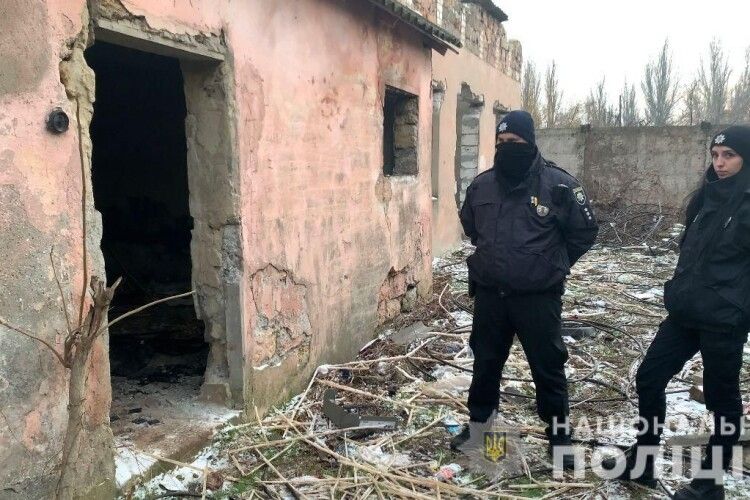 В розваленій хаті: одеські підлітки випадково знайшли пакет з тілом немовляти