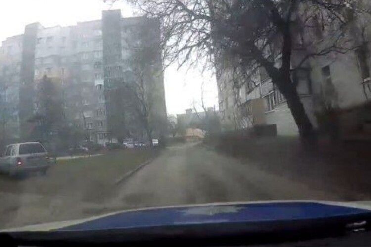 У Рівному патрульні дворами ганялись за п'яним водієм (Відео)