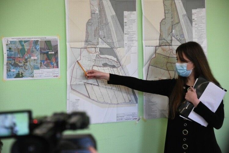 У Луцьку сміттєве звалище перетворять на лісовий пагорб