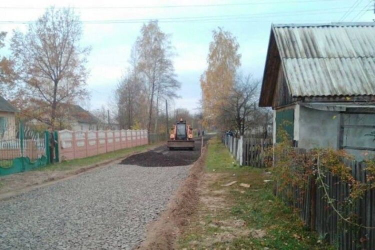 У любешівському селі роблять дорогу