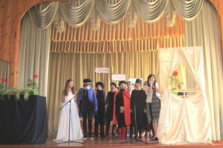 Любешівські аматори сцени зібрали гроші на лікування Маринки Алексейчик