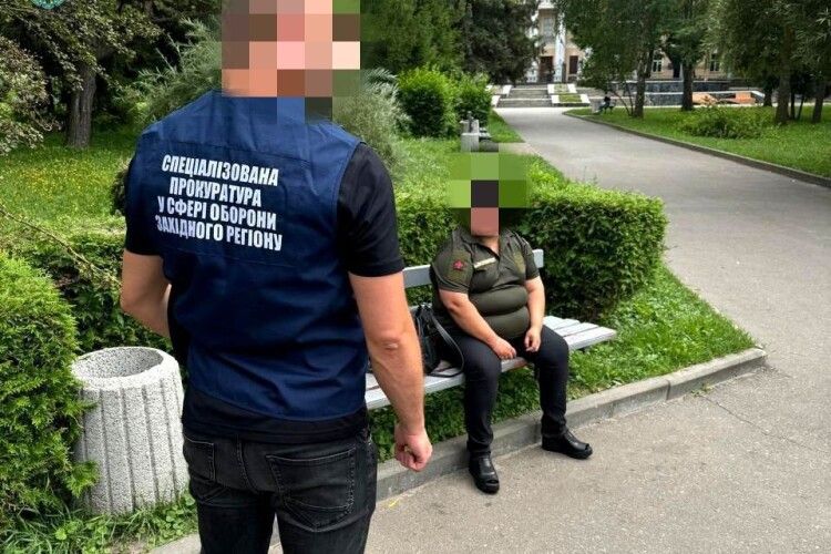 На Рівненщині псевдоволонтерка пропонувала правоохоронцям хабаря за закриття справ