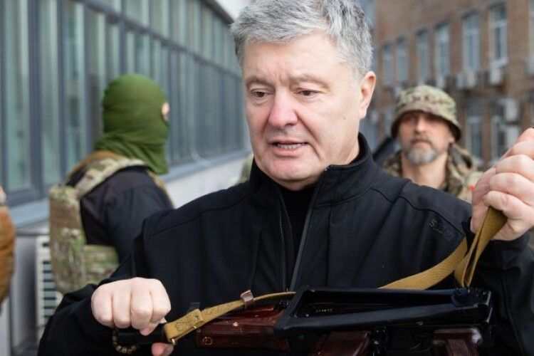 Петро Порошенко в прямому ефірі CNN розказав, що українці стоять в чергах не за хлібом, а за зброєю