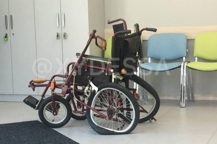 Кров і колеса «вісімкою»: пацієнта на візку засмоктало в апарат для МРТ (Фото)