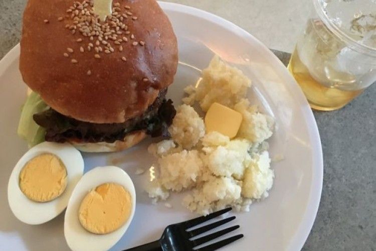 У ресторані пригощали вечерею засуджених до смерті