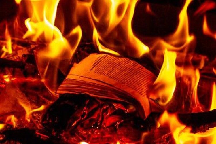 У Маріуполі окупанти у рясах спалили всі книги з бібліотеки Храму Петра Могили
