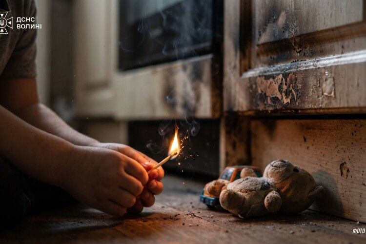На Волині через дитячі пустощі з сірниками виникла пожежа в житловому будинку