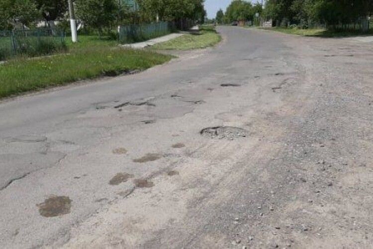 Під Луцьком планують капітально відремонтувати центральну дорогу