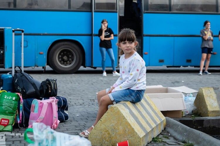 З двох міст на Донеччині примусово евакуюють дітей