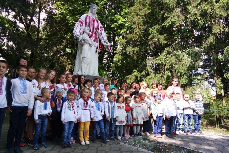 Сьогодні у Дубовому навіть пам’ятник вбрався у вишиванку