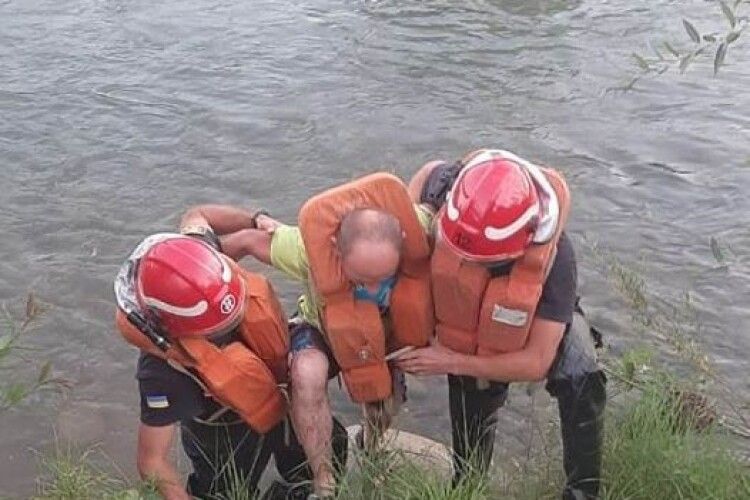 Бійцям ДСНС довелося рятувати дядька, який не міг видряпатися на обривчастий беріг річки