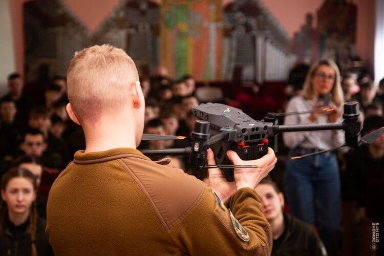 Луцькі ліцеїсти вчилися керувати дронами разом із гвардійцями