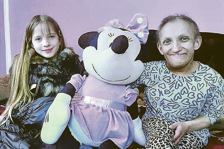 Перед смертю найменша мама світу благала попіклуватися про її 10-річну донечку Вероніку