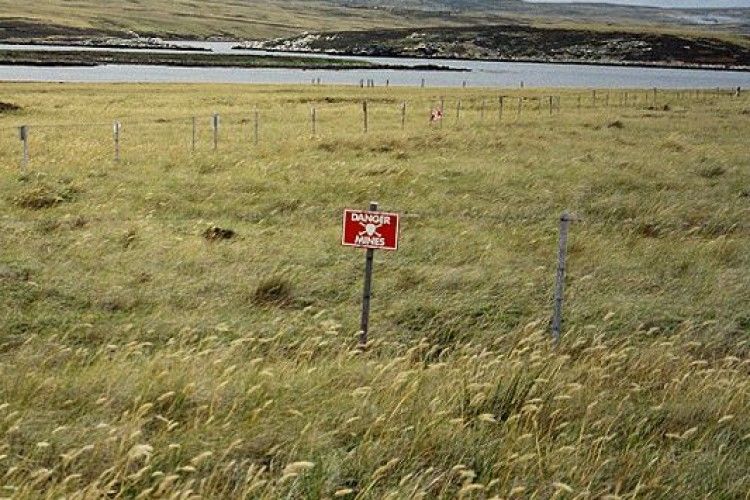 На окупованій території двоє підлітків підірвалися на міні