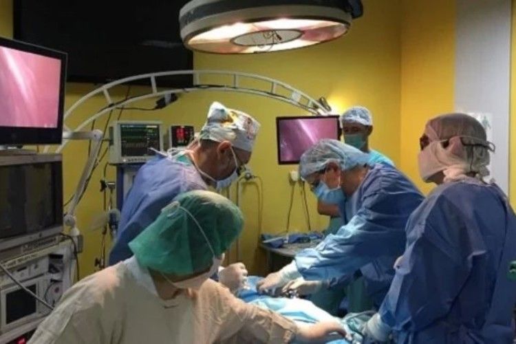 Відомі дитячі хірурги зі США і Польщі безкоштовно зробили в Україні п’ять надскладних операцій