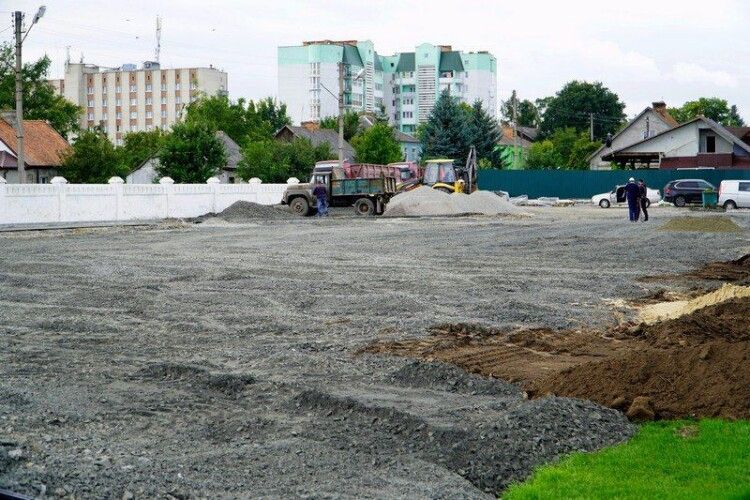 У Володимирі-Волинському не встигли вчасно покласти на стадіоні нові доріжки