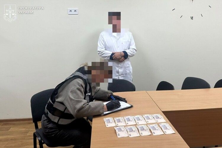 Брав гроші за кожен папірець: медик на Львівщині наживався на дитині з інвалідністю