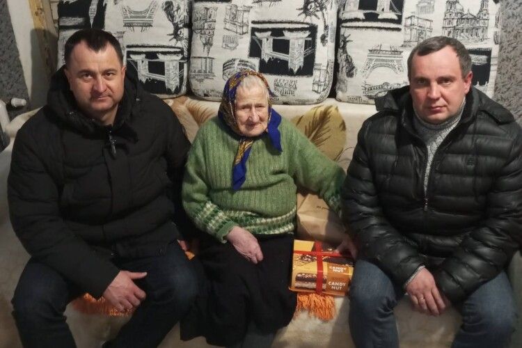 Її багатство – онуки та правнуки: на Волині вітали одну з найстарших жительок громади