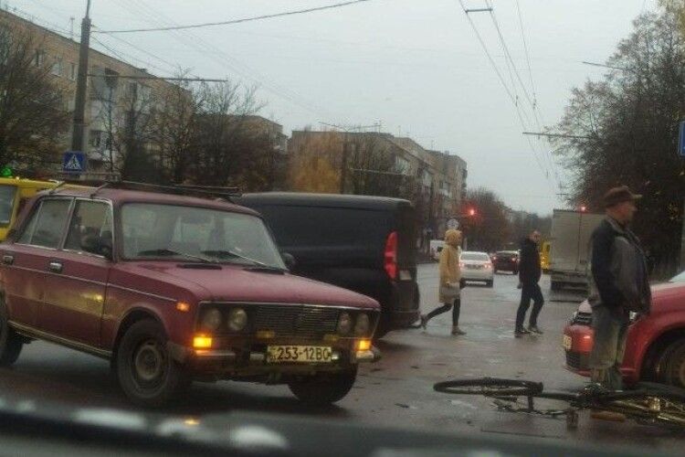 У Луцьку – ДТП: на повороті ВАЗ збив велосипедиста (Фото)