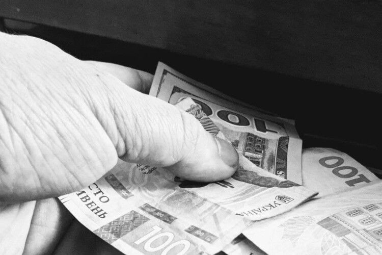 Волинянин розповів поліцейським, що благовірна з-під його подушки поцупила гроші