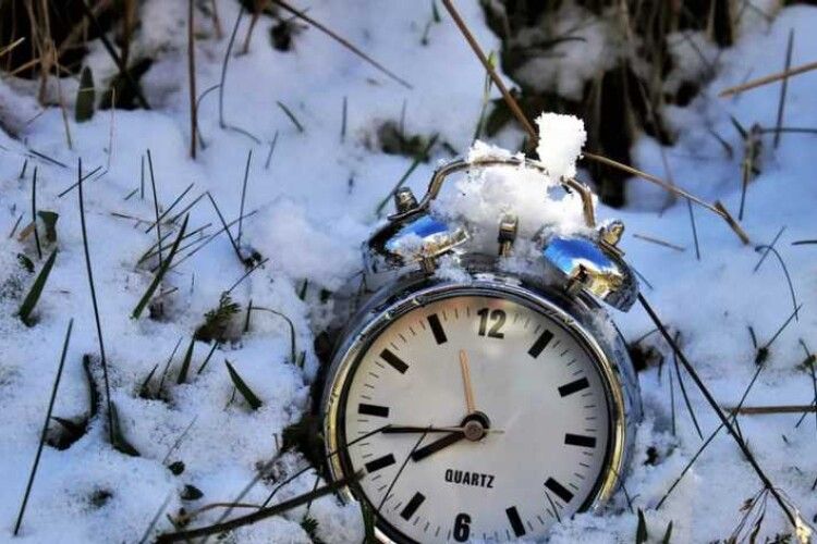 Стрілки назад: завтра Україна переходить на зимовий час. Можливо – востаннє