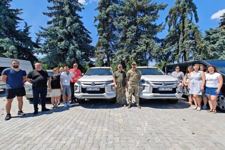 З Волині на потреби військових відправили два позашляховики 