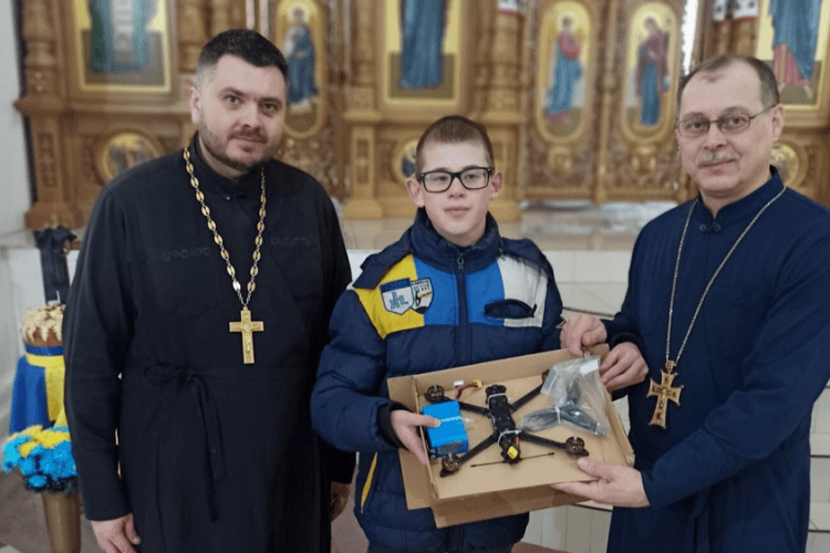 Ковельський школяр заколядував на ЗСУ, а священники допомогли купити дрон