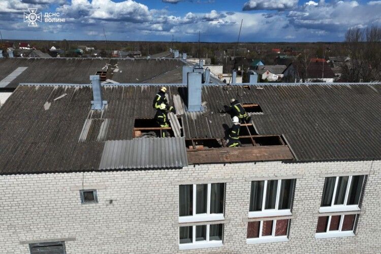 У громадах Волині вітер потрощив покрівлі та повалив дерева