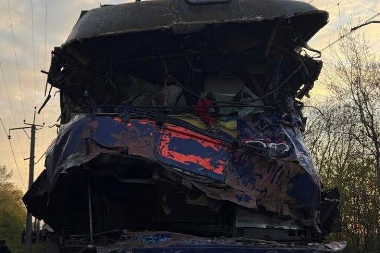 На Львівщині потяг зійшов з рейок після зіткнення з автокраном: загинув ветеран-машиніст