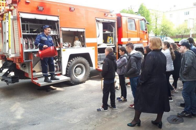 У Нововолинську на екскурсію до рятувальників завітали старшокласники