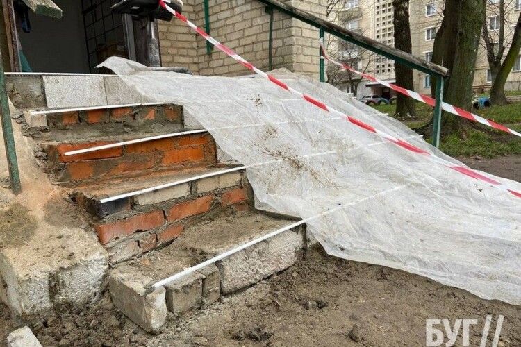 Невідомі потрощили вхід до нової благодійної їдальні на Володимирщині