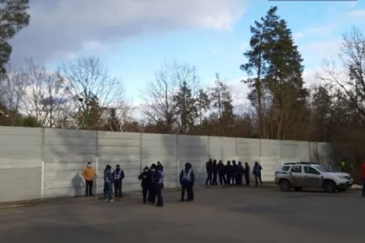 У гості до Зеленського вирушили мітингувальники. Поліція пильнує (Фото)