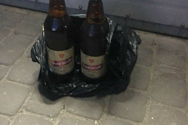 Глупої ночі «муніципали» «затарилися» пивом на Київському майдані 