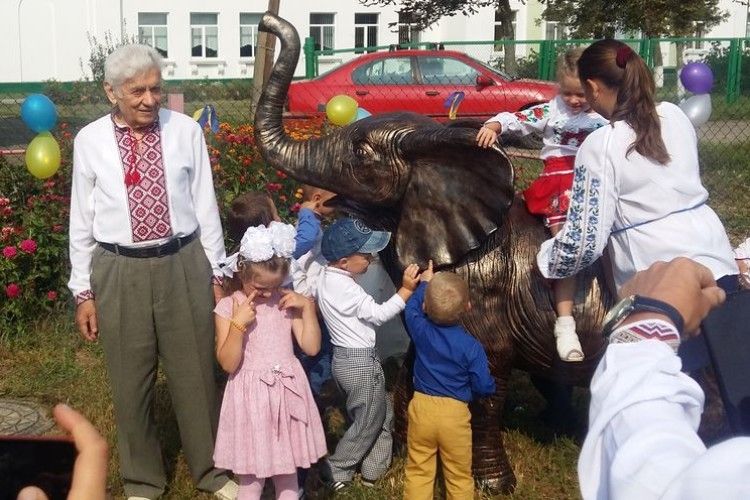 Волинський нардеп подарував дітям слона