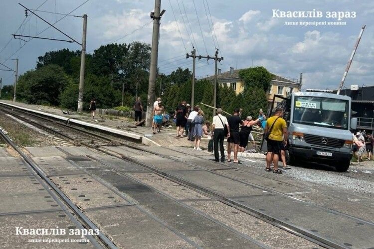 На Рівненщині потяг протаранив маршрутку з пасажирами
