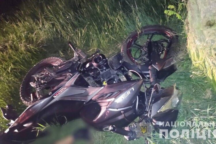 На Волині оштрафували мотоцикліста, який п'яним влетів у дерево та травмував пасажира