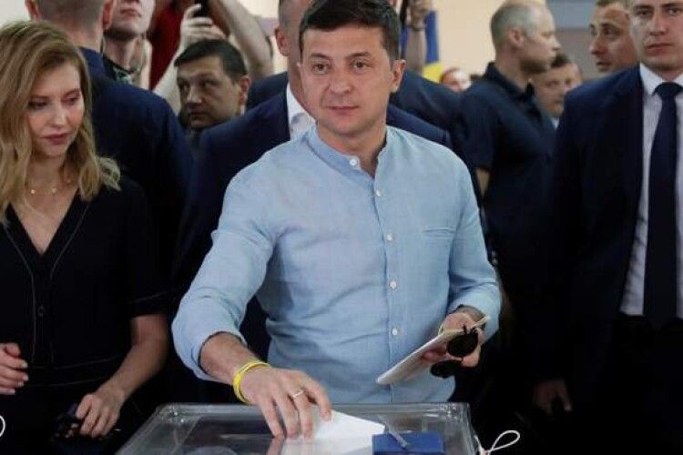 Володимир Зеленський віддав голос на місцевих виборах та посперечався з журналістами