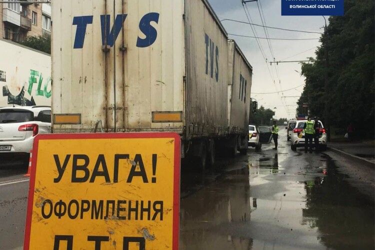 Сьогодні зранку у Луцьку під колесами авто загинув чоловік