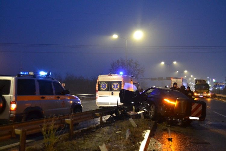 У Рівному рятувальники буксирували машини після ДТП, витягнули автомобіль з річки і деблокували водія