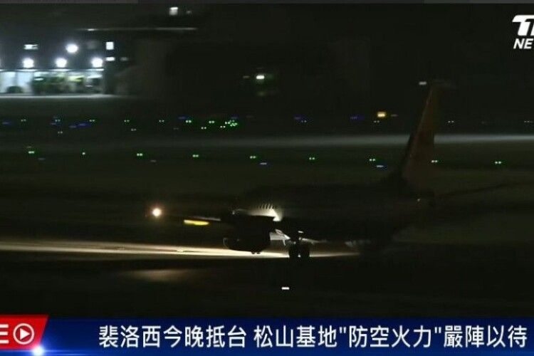 Літак Ненсі Пелосі сів на Тайвані