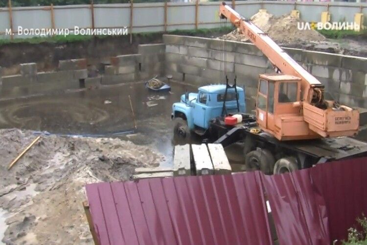Стихія: у Володимирі-Волинському затопило котлован на будівництві