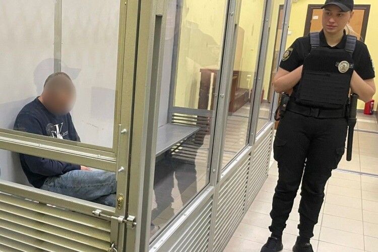 Суд відправив за ґрати львів'янина, який тримав ніж біля горла дитини