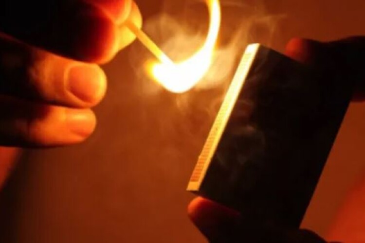 Облила бензином і підпалила чоловіка, а його пасію – кислотою