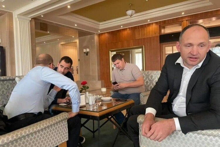 Учасник скандальної ДТП «слуга народу» Трухін в Трускавці п'є каву з куратором силового блоку в ОП Татаровим (Фото) 