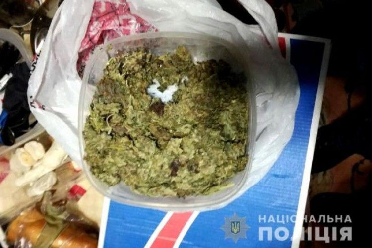В оселі рівнянина знайшли майже на 30 тисяч гривень марихуани
