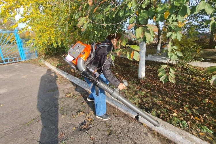 У місті на Волині двірники тестують нову техніку для прибирання вулиць