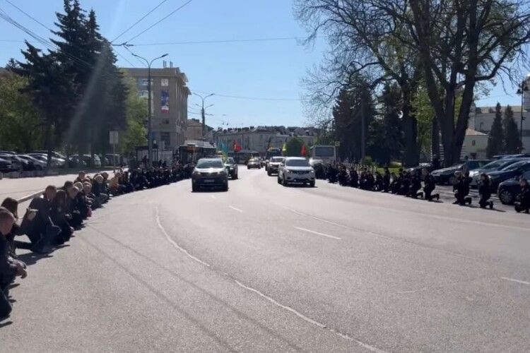 У Луцьку поліцейські навколішки зустріли загиблого колегу і його побратимів (Відео)