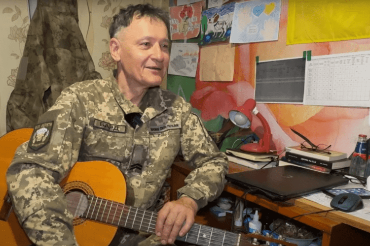 Воїн волинської бригади лікує побратимів піснею та кулінарією (Відео)